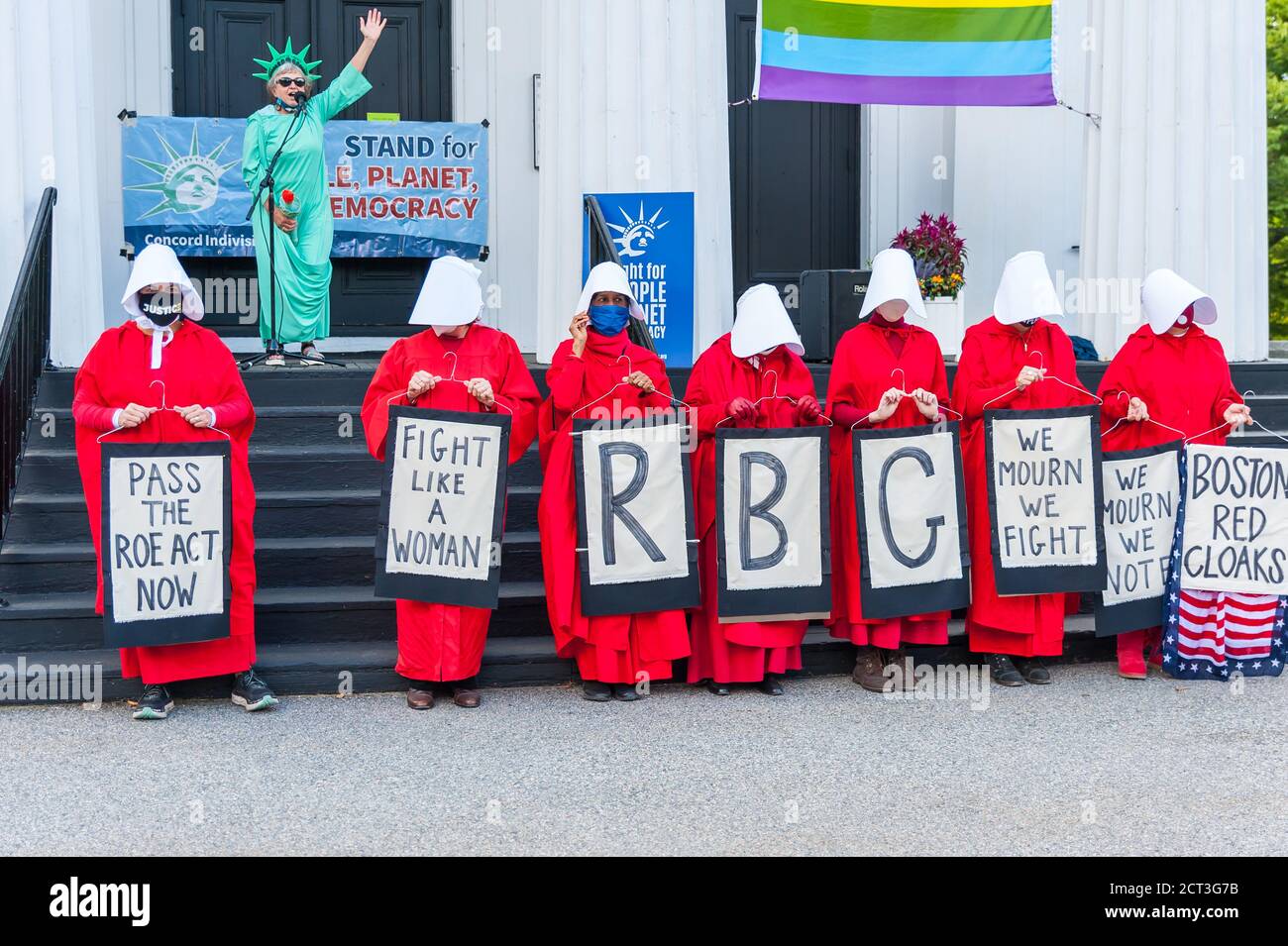 Die Kundgebung für Ruth in der ersten Pfarrkirche in Concord zu Ehren des Lebens, Vermächtnisses und der Mission des Obersten Gerichtshofes Ruth Bader Ginsburg. Stockfoto