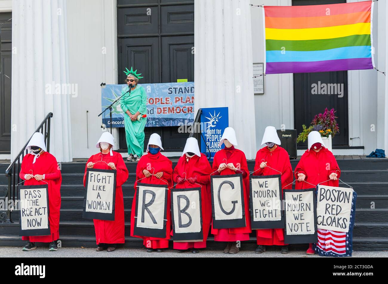 Die Kundgebung für Ruth in der ersten Pfarrkirche in Concord zu Ehren des Lebens, Vermächtnisses und der Mission des Obersten Gerichtshofes Ruth Bader Ginsburg. Stockfoto