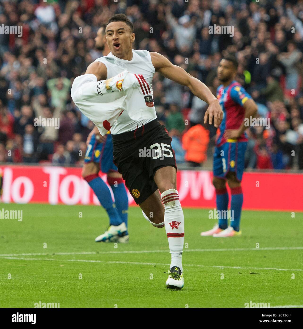 JESSE LINGARD FEIERT SCORING DAS SIEGTOR Crystal Palace gegen Manchester United FA Cup Final. Bildnachweis: © Mark Pain / Alamy Stockfoto