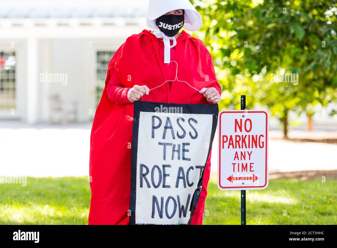 Nahaufnahme einer Frau aus dem Boston Red Cloak Women bei einer Kundgebung zu Ehren des Lebens, Vermächtnisses und der Mission der Richterin des Obersten Gerichtshofs Ruth Bader Ginsburg. Stockfoto