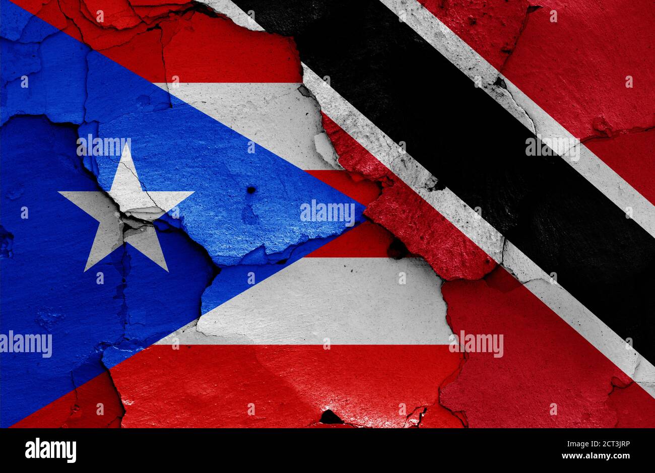 Flaggen von Puerto Rico und Trinidad und Tobago bemalt Rissige Wand Stockfoto