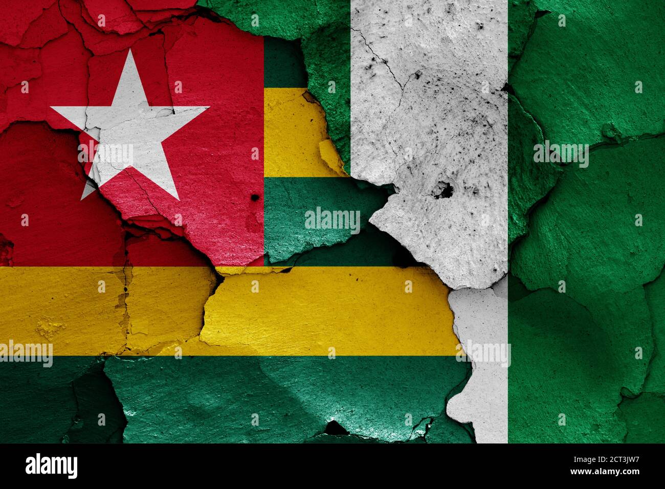 Flaggen von Togo und Nigeria auf rissige Wand gemalt Stockfoto
