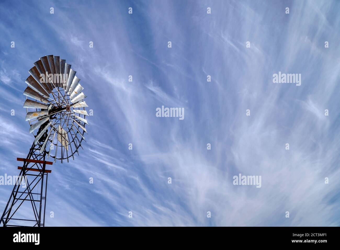 Foto aufgenommen an einem bewölkten Tag mit ungewöhnlichen Wolken und Windmühle im Northern Territory Stockfoto