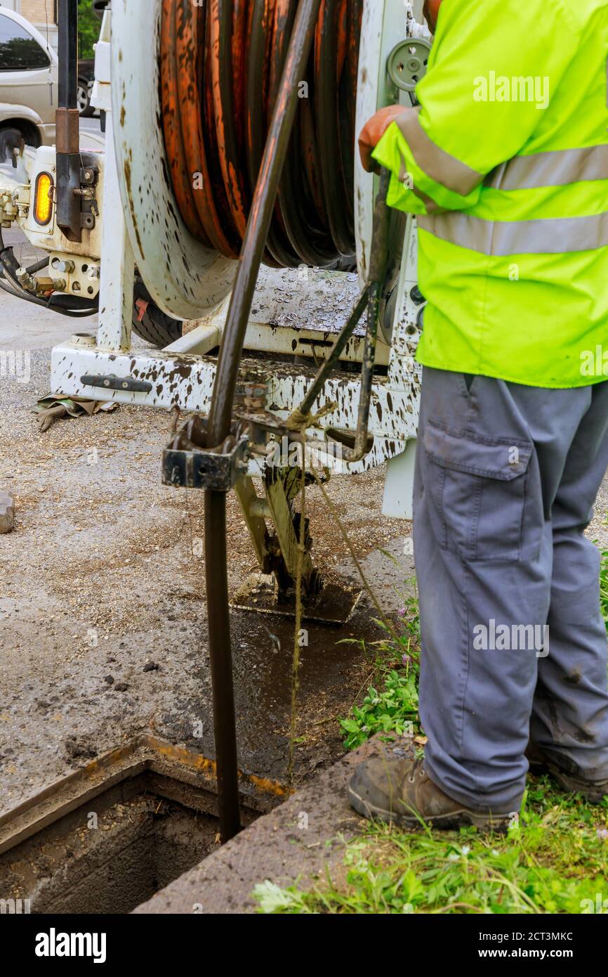 Maschine zum Reinigen von verstopften Abflüssen Kanalisationsbrunnen in der A-Straße. Stockfoto