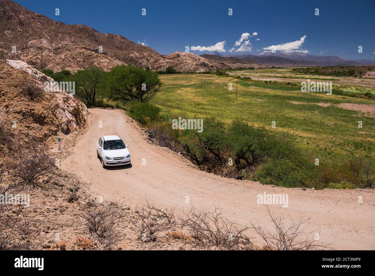 Frau mit dem Auto im Urlaub auf der Straße durch Cachi Valley Gorge (Quebrada) während der Fahrt Urlaub in den Anden, Calchaqui Täler in der Provinz Salta, Nordargentinien, Südamerika Stockfoto