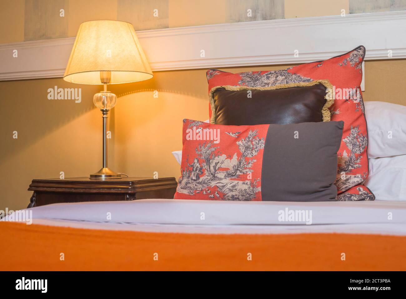 Schlafzimmer Haus Interieur mit roten Kissen, Bett, Holz Nachttisch und Lampe in einem Luxus-Boutique-Hotel, Buenos Aires, Argentinien, Südamerika Stockfoto
