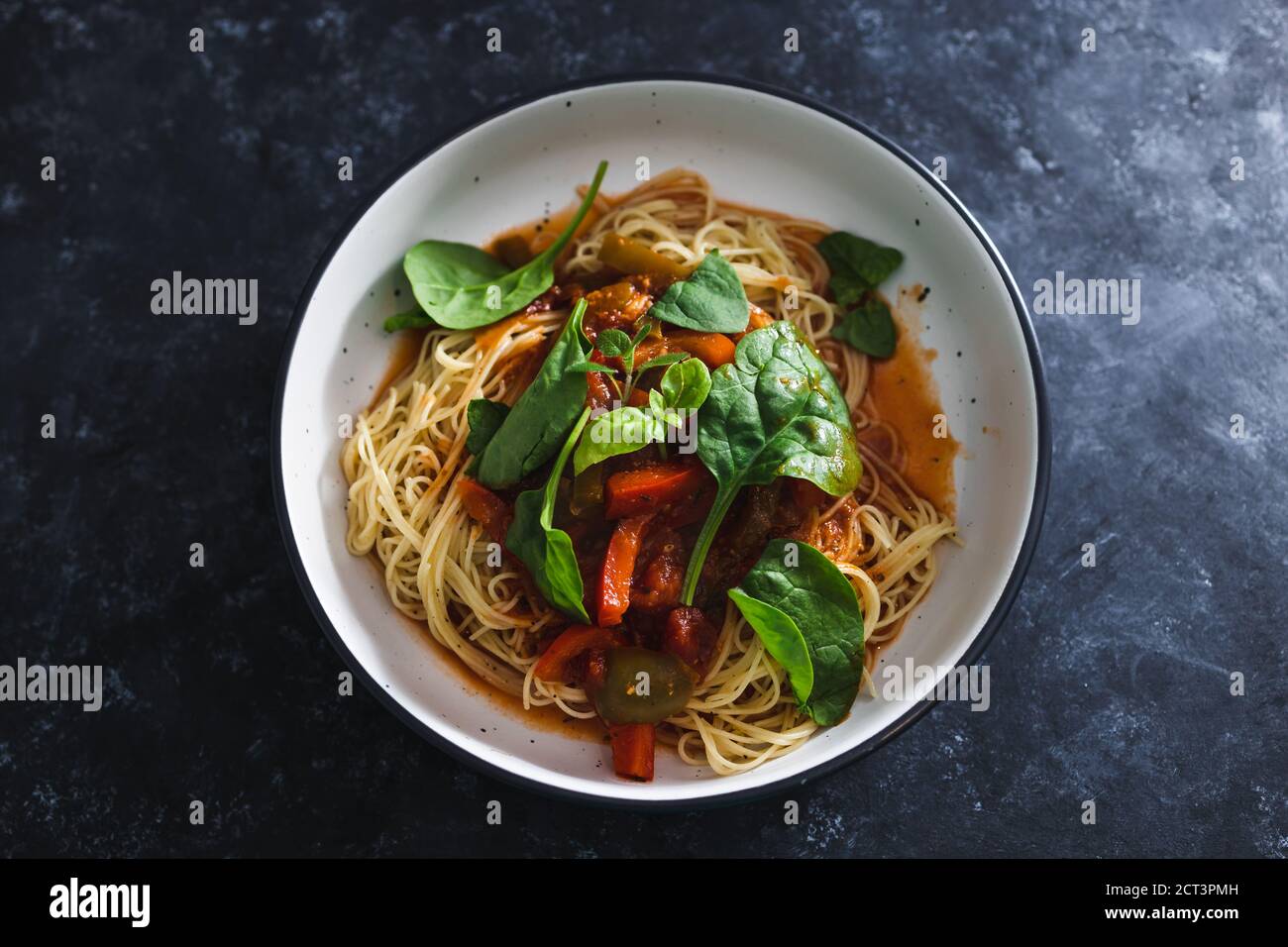 Gesunde pflanzliche Rezepten Konzept, Spaghetti mit Capsicums und Tomatensauce mit Basilikum Stockfoto