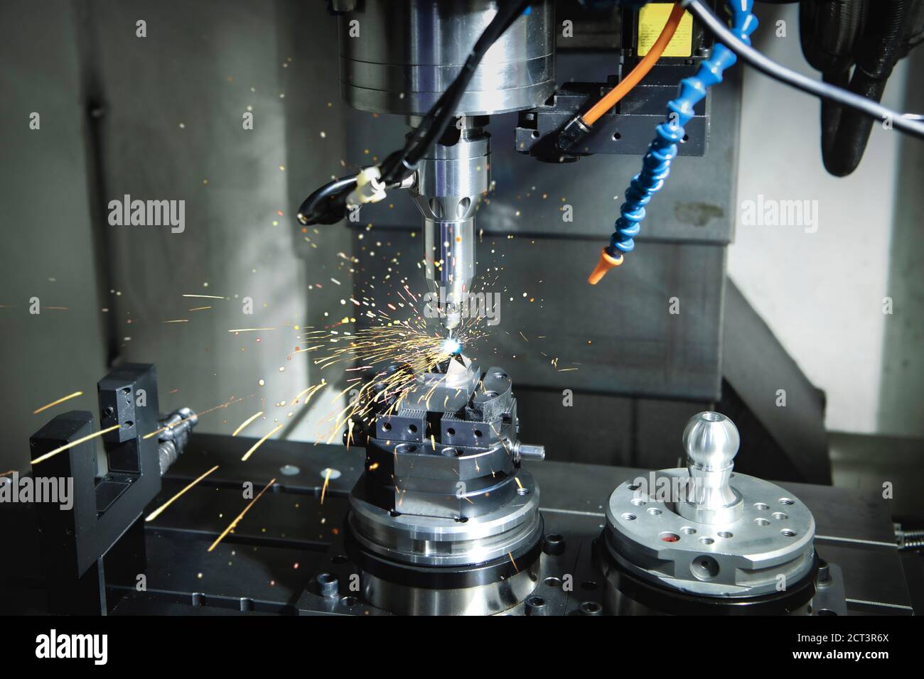 Metallfräsmaschine, die in der Industriefabrik eine moderne Bearbeitungstechnologie aus Stahlschneidmetall arbeitet. Stockfoto