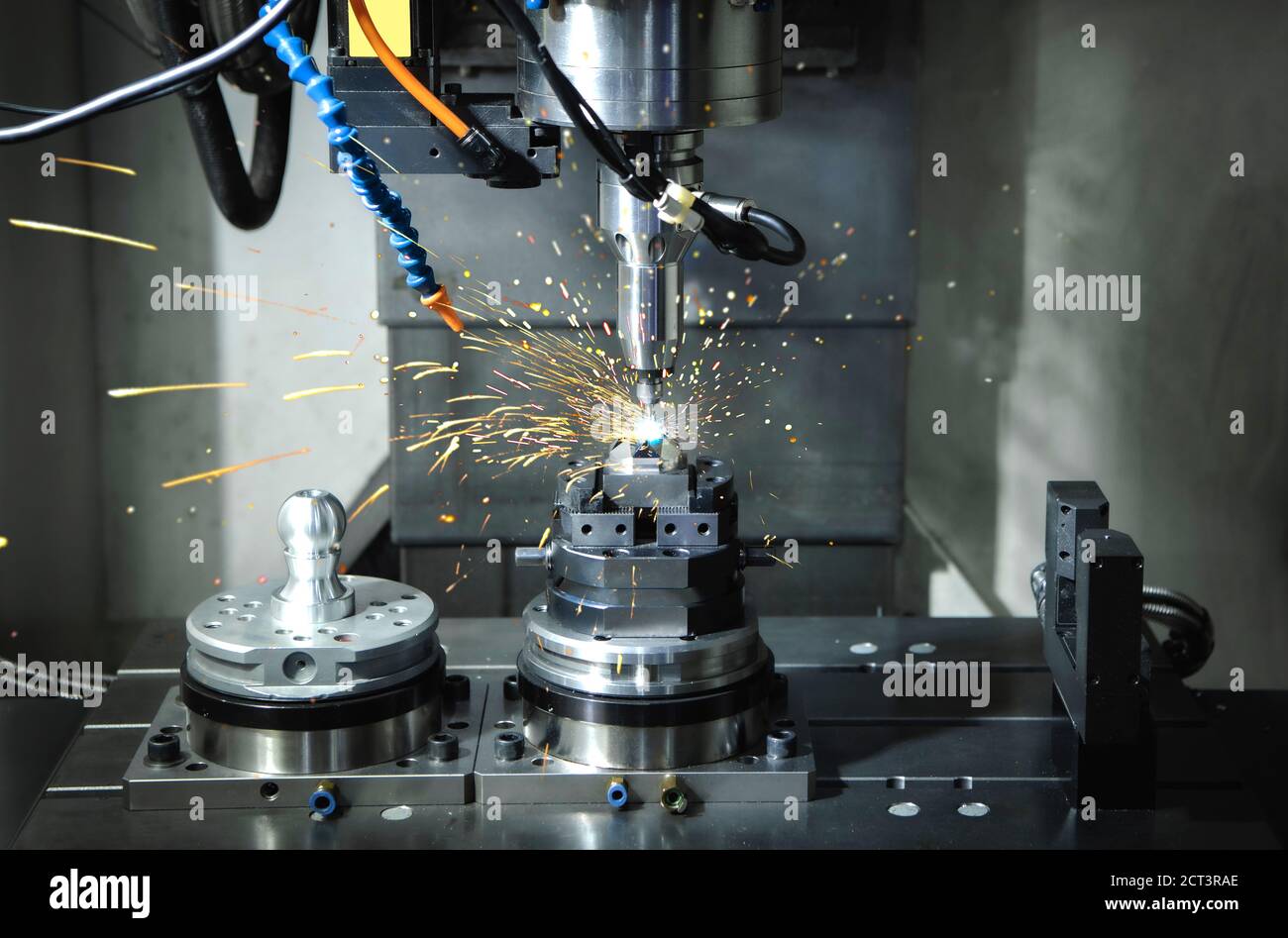 CNC-Maschinen- und Technologie-Industrie. Der Prozess des Drehens mit einem Schneidwerkzeug, um die äußere Oberfläche der Metallteile zu glätten Stockfoto