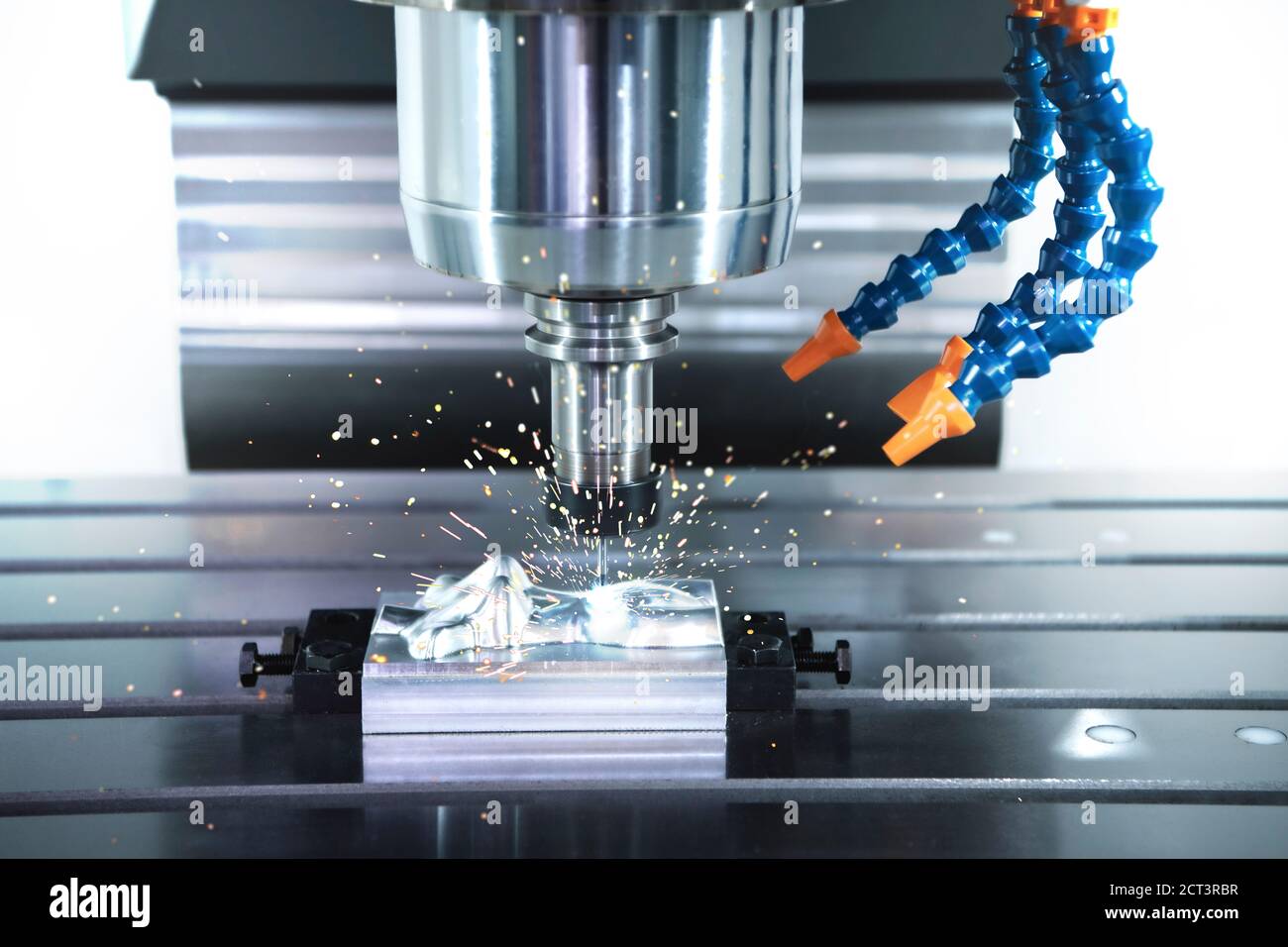 CNC-Maschinen- und Technologie-Industrie. Der Prozess des Drehens mit einem Schneidwerkzeug, um die äußere Oberfläche der Metallteile zu glätten Stockfoto