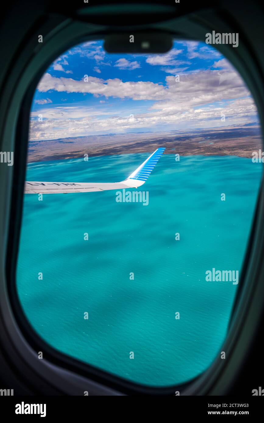 Luftaufnahme durch das Flugzeugfenster des Lago Argentino (Argentino Lake), El Calafate, Patagonien, Argentinien, Südamerika Stockfoto