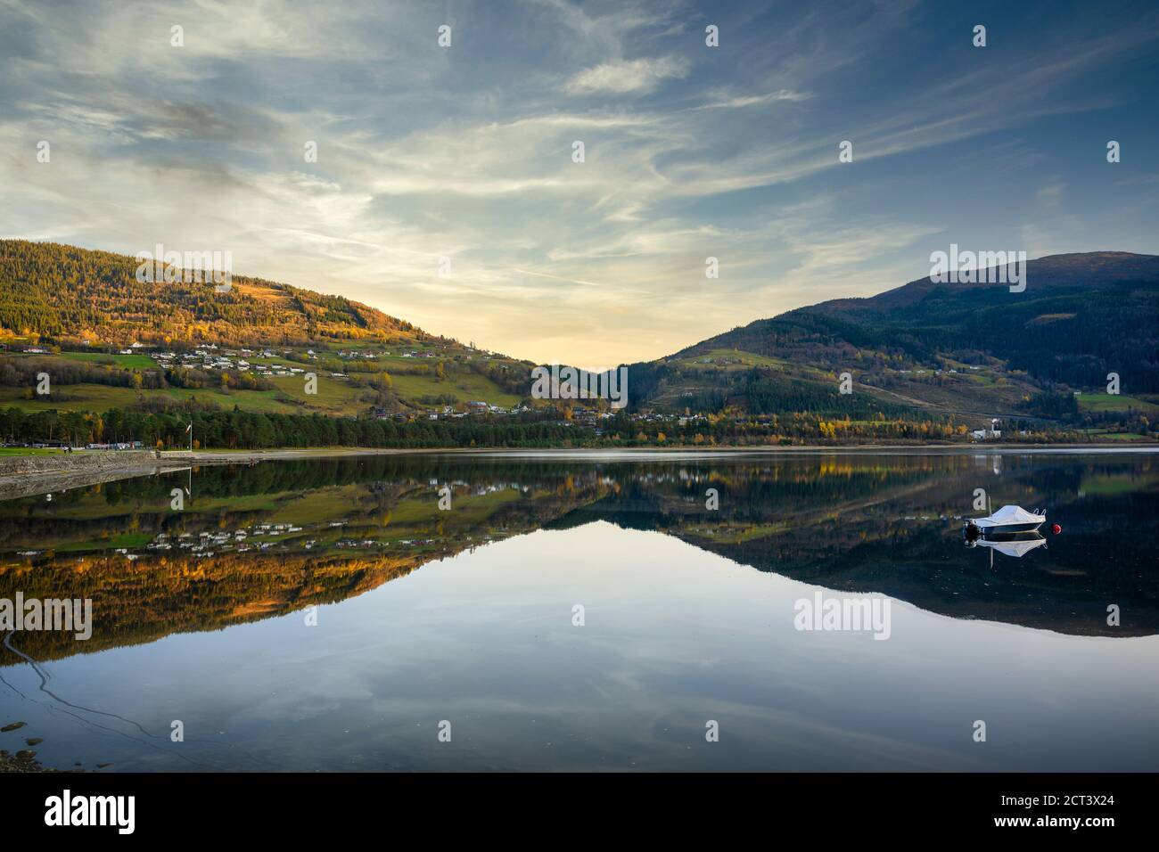 Panorama Boot schwimmt auf dem Wasser, mit einem Berg als Hintergrund, spiegelt das klare und ruhige Wasser wie ein Spiegel in Voss, Norwegen. Stockfoto