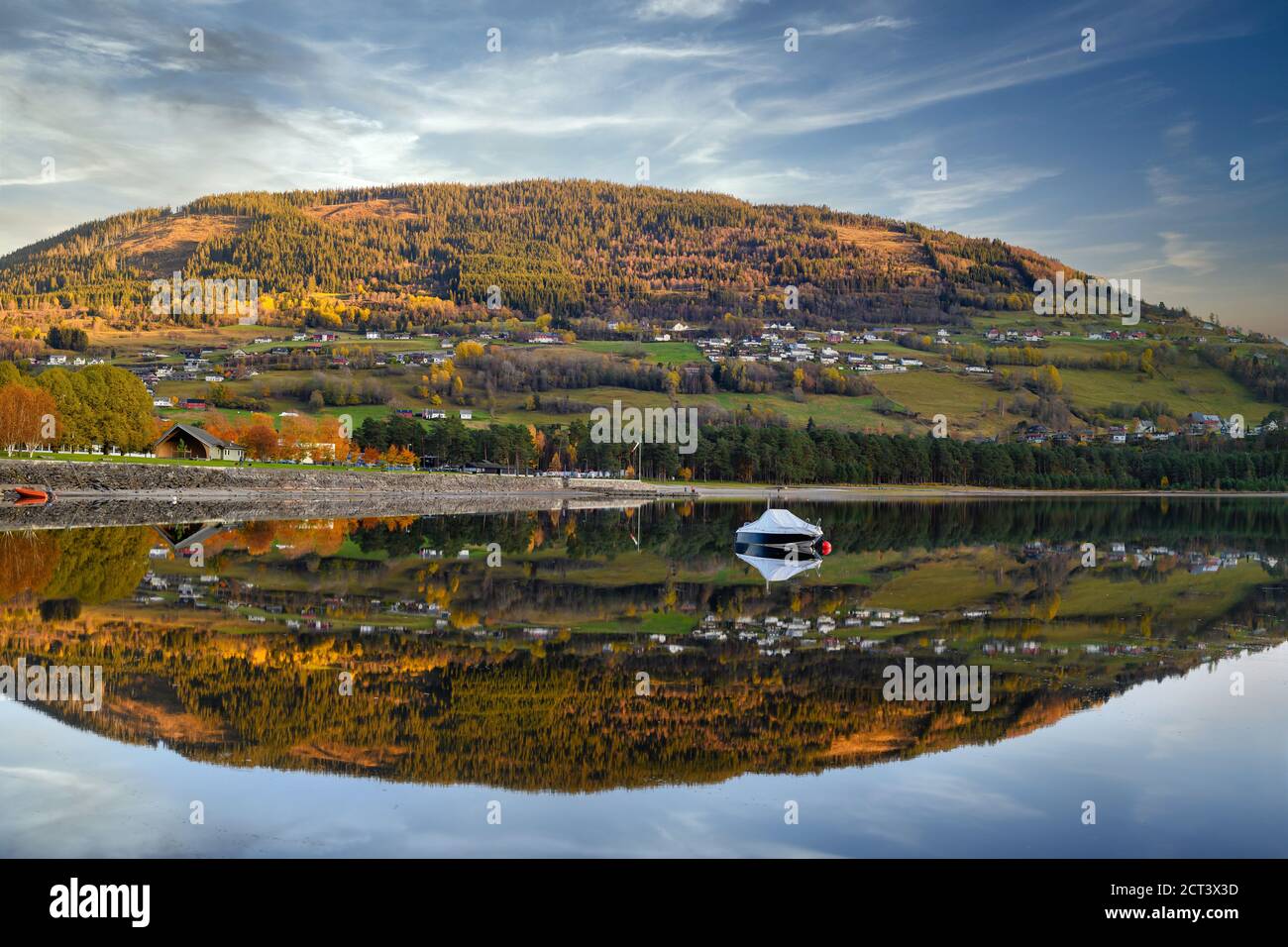 Panorama Boot schwimmt auf dem Wasser, mit einem Berg als Hintergrund, spiegelt das klare und ruhige Wasser wie ein Spiegel in Voss, Norwegen. Stockfoto