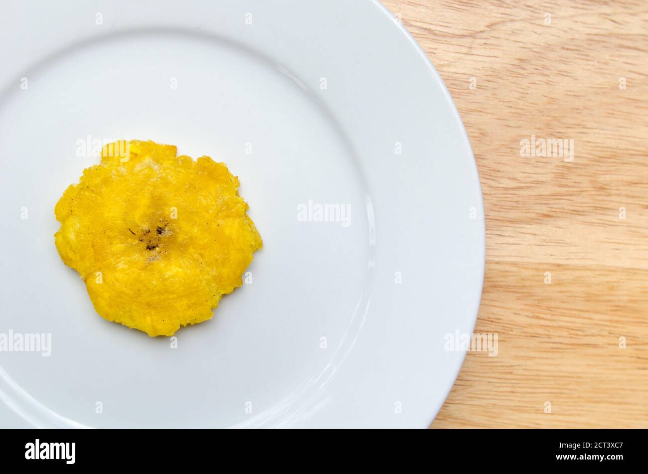 Patacone oder Tostones isoliert auf einer weißen Platte Stockfoto