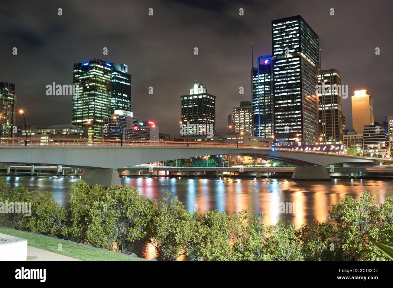Spiegelung der farbenfrohen Lichter der Skyline von Brisbane City Centre im Brisbane River bei Nacht, Queensland, Australien Stockfoto