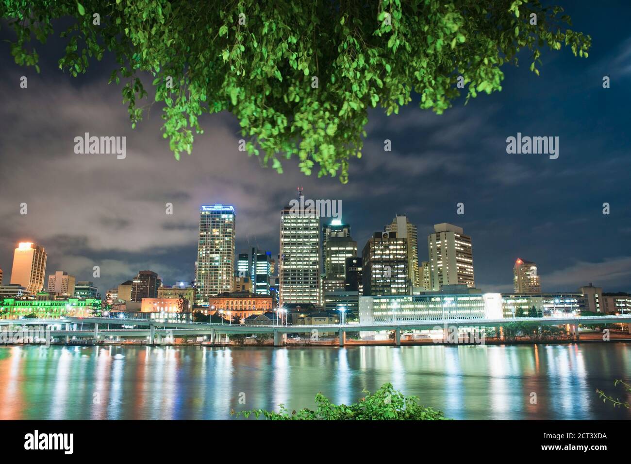 Brisbane Skyline Reflection in Brisbane River bei Nacht, Queensland, Australien, Australasien Stockfoto