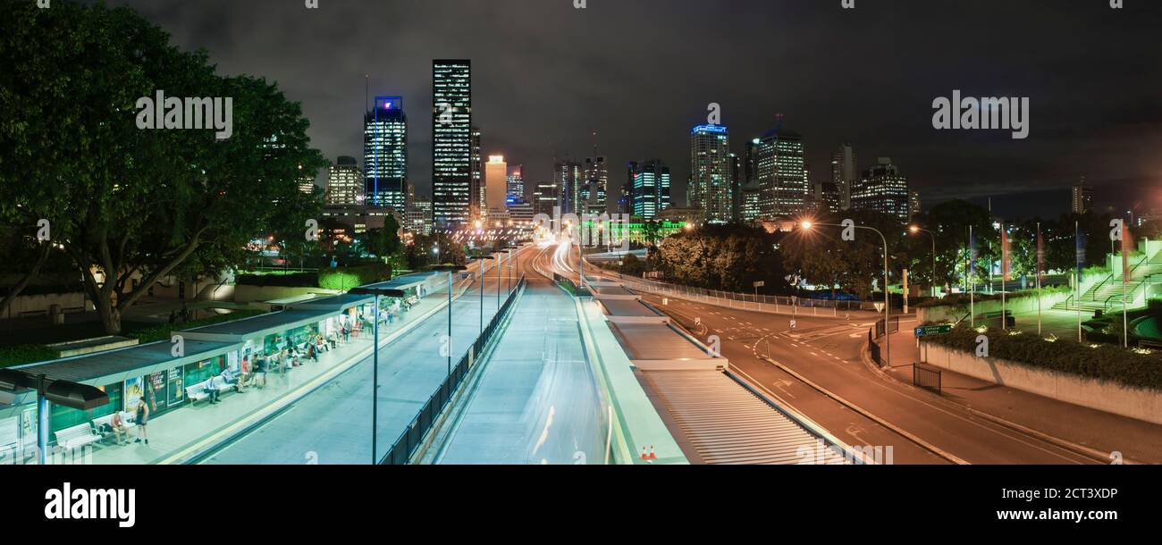 Panoramafoto des Brisbane City Centre bei Nacht, Queensland, Australien Stockfoto