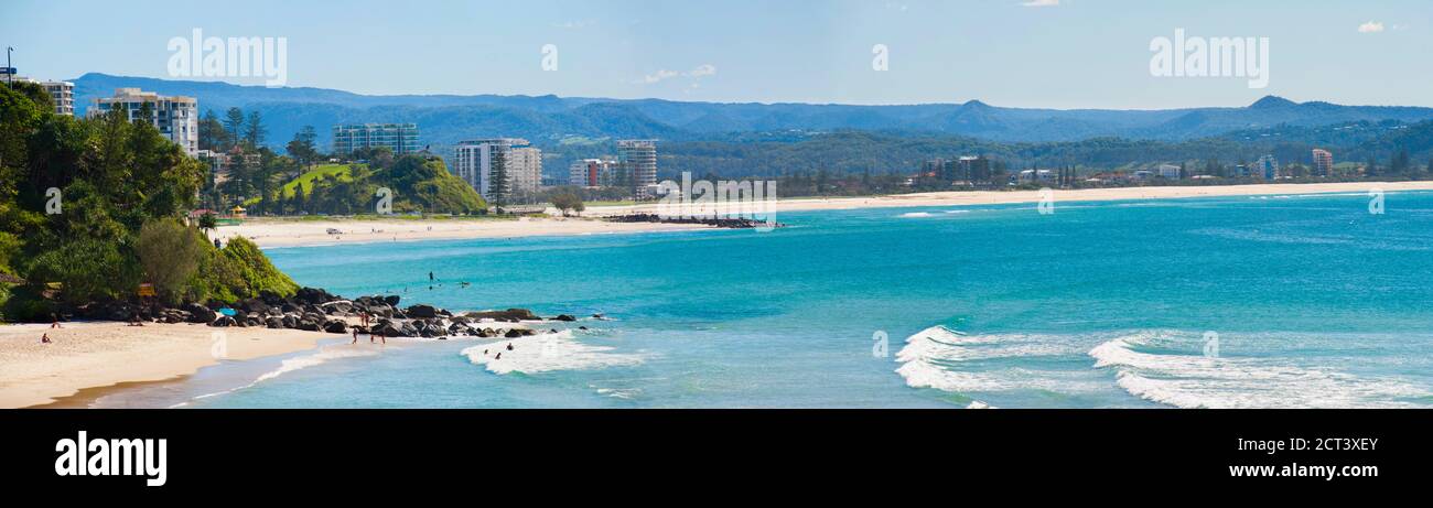 Panoramafoto von Coolangatta Beach und Kirra Beach von Snapper Rocks, Queensland, Gold Coast, Australien Stockfoto