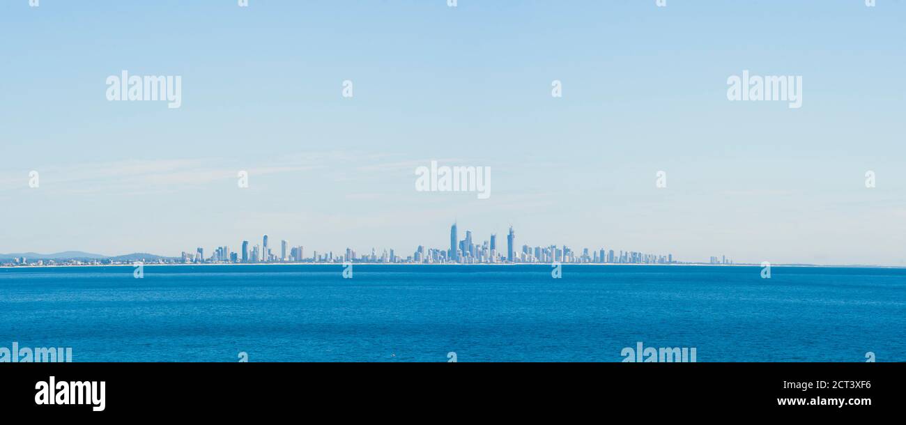 Blick über den Ozean zur City Skyline von Surfers Paradise vom Coolangatta Beach, Gold Coast, Australien, Hintergrund mit Kopierraum Stockfoto