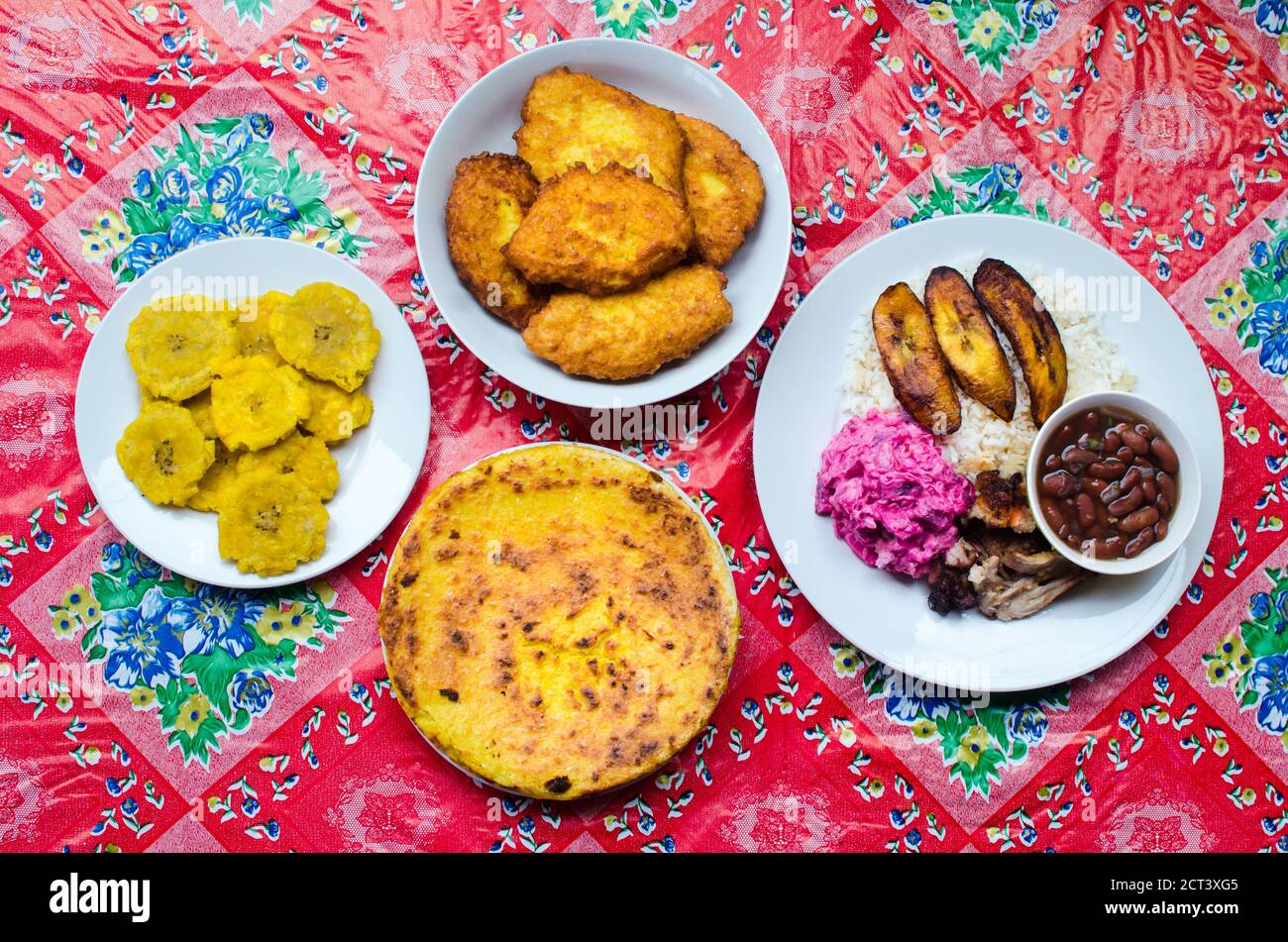 Vielfalt an traditionellen panamaischen Speisen Stockfoto