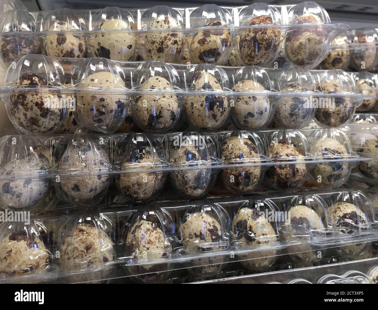 Eier auf der Theke im Laden Stockfoto