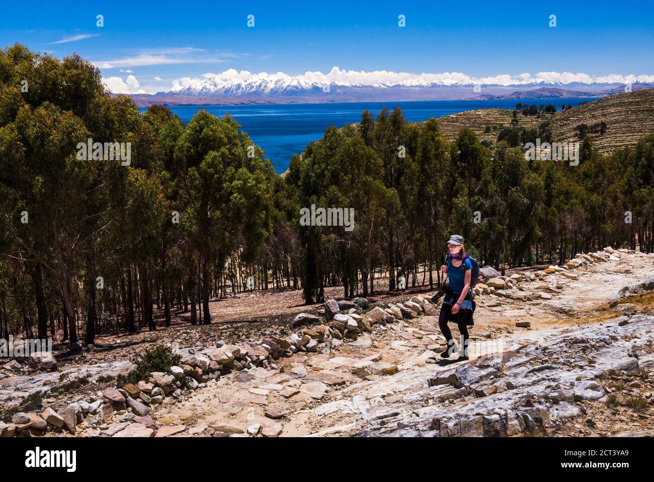 Wandern auf Isla del Sol (Insel der Sonne) mit Cordillera Real Bergkette dahinter, Titicacasee, Bolivien, Südamerika Stockfoto