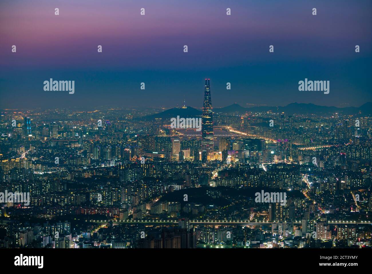 Lotte World Tower und Seoul City bei Nacht Stockfoto