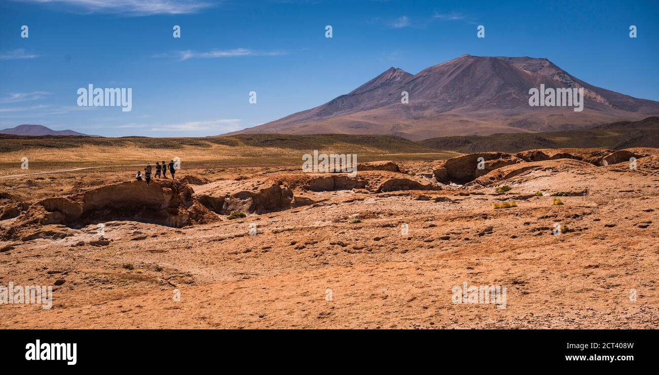 Touristen in der Chiguana Wüste, Teil einer 3-tägigen Tour durch das Altiplano von Bolivien, Südamerika Stockfoto