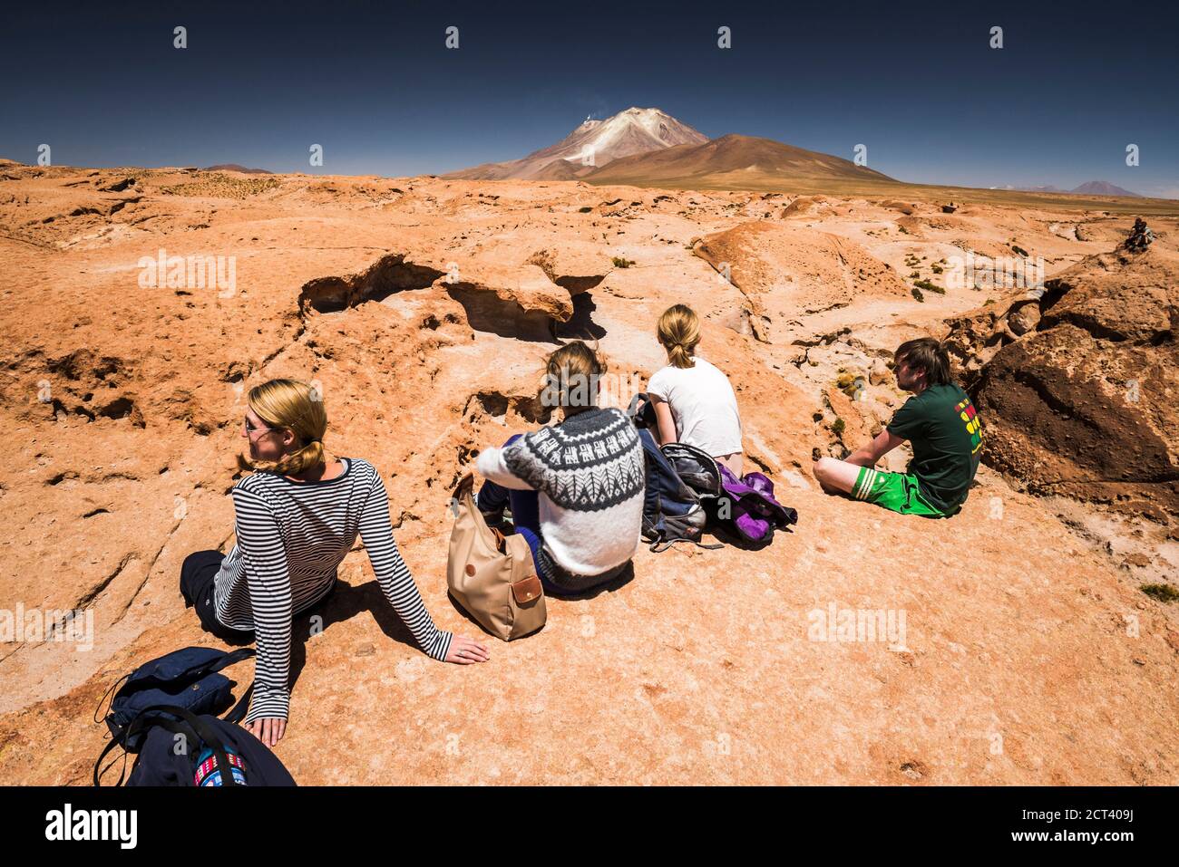 Touristen in der Chiguana Wüste, Teil einer 3-tägigen Tour durch das Altiplano von Bolivien, Südamerika Stockfoto