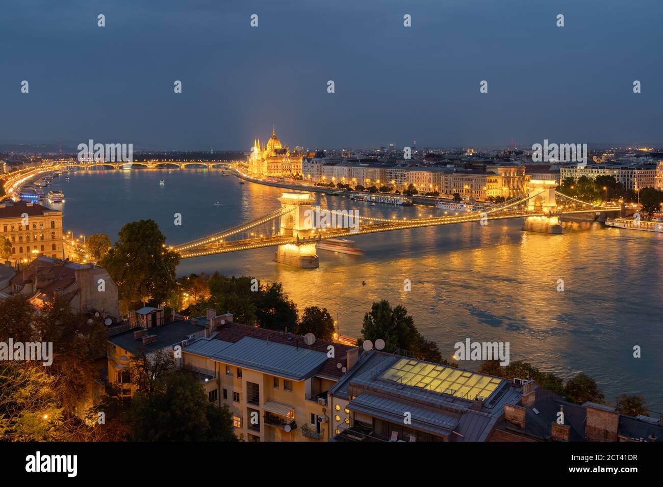 Kettenbrücke und Parlamentsgebäude nachts in Budapest Stockfoto