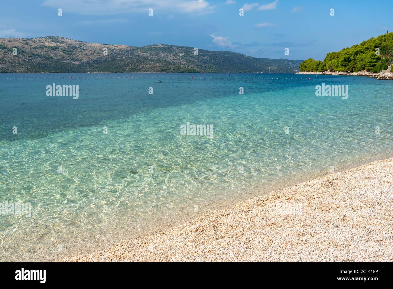 Schöner leerer Strand an der Adria in Makarska Riviera, Kroatien Stockfoto