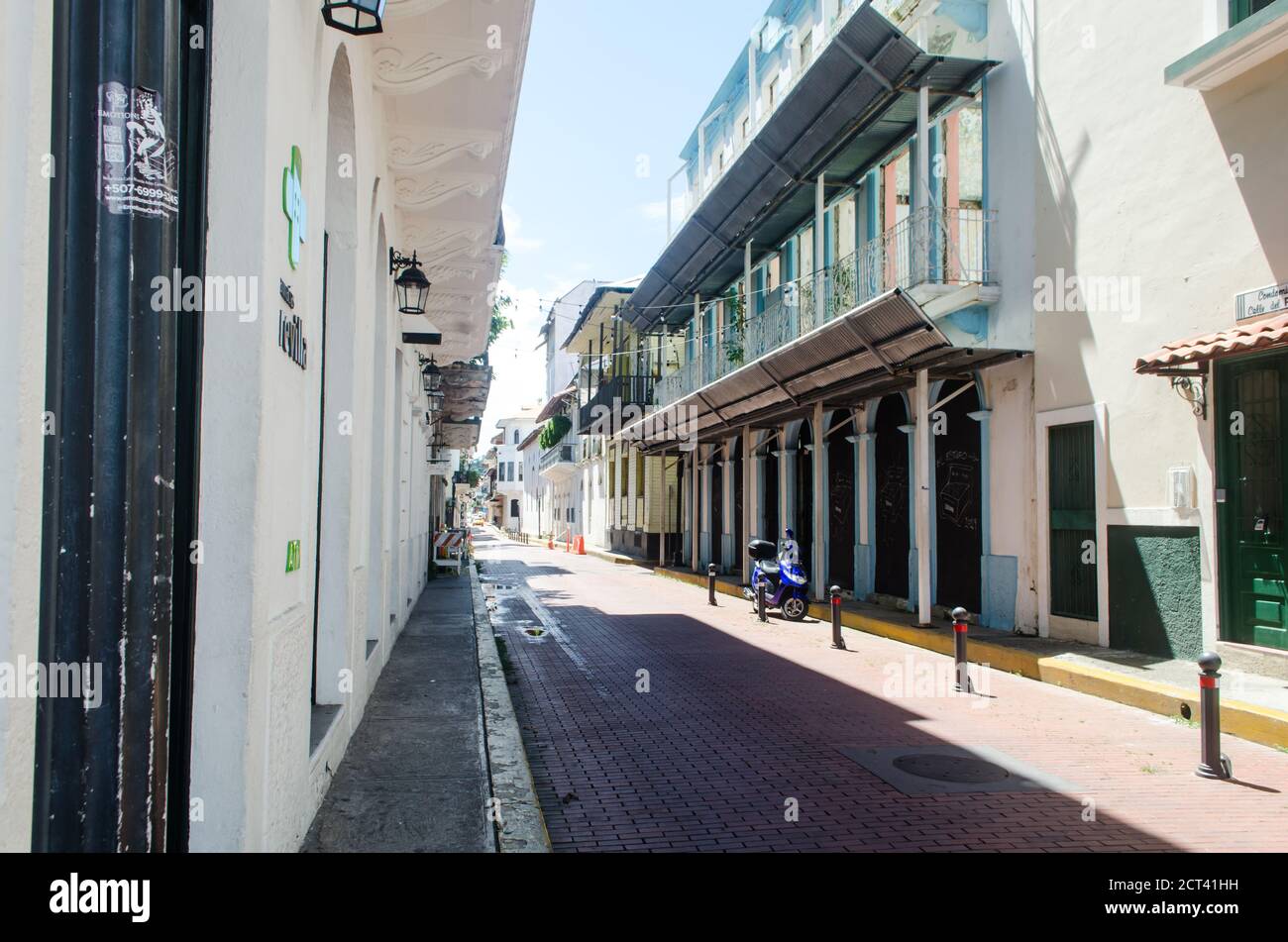 Perspektivischer Blick auf eine Straße in der Altstadt an einem Samstag während der COVID-19 Pandemie. Früher war es ein sehr überfüllter Ort vor der Gesundheitskrise Stockfoto