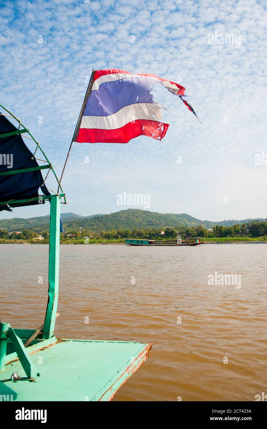 Zerrissene Thai Flagge auf dem Slow Boat von Thailand nach Laos, Südostasien Stockfoto
