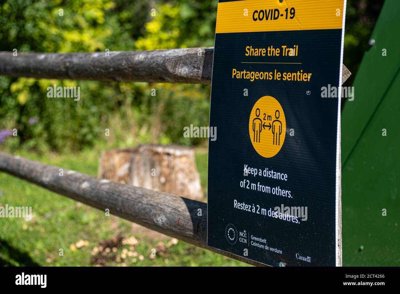 Ein Schild an einem Naturlehrpfad der National Capital Commission (NCC) in Ottawa, Ontario, Kanada, weist Wanderer an, "den Weg zu teilen" und 2 Meter entfernt zu bleiben Stockfoto