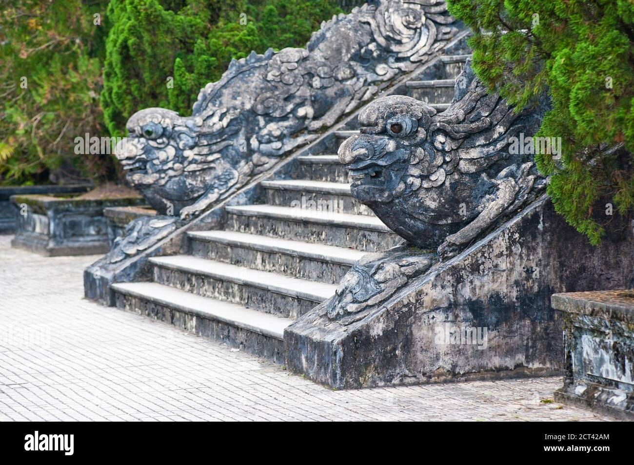 Steinstufen am Grab von Khai Dinh, Hue, Vietnam, Südostasien Stockfoto