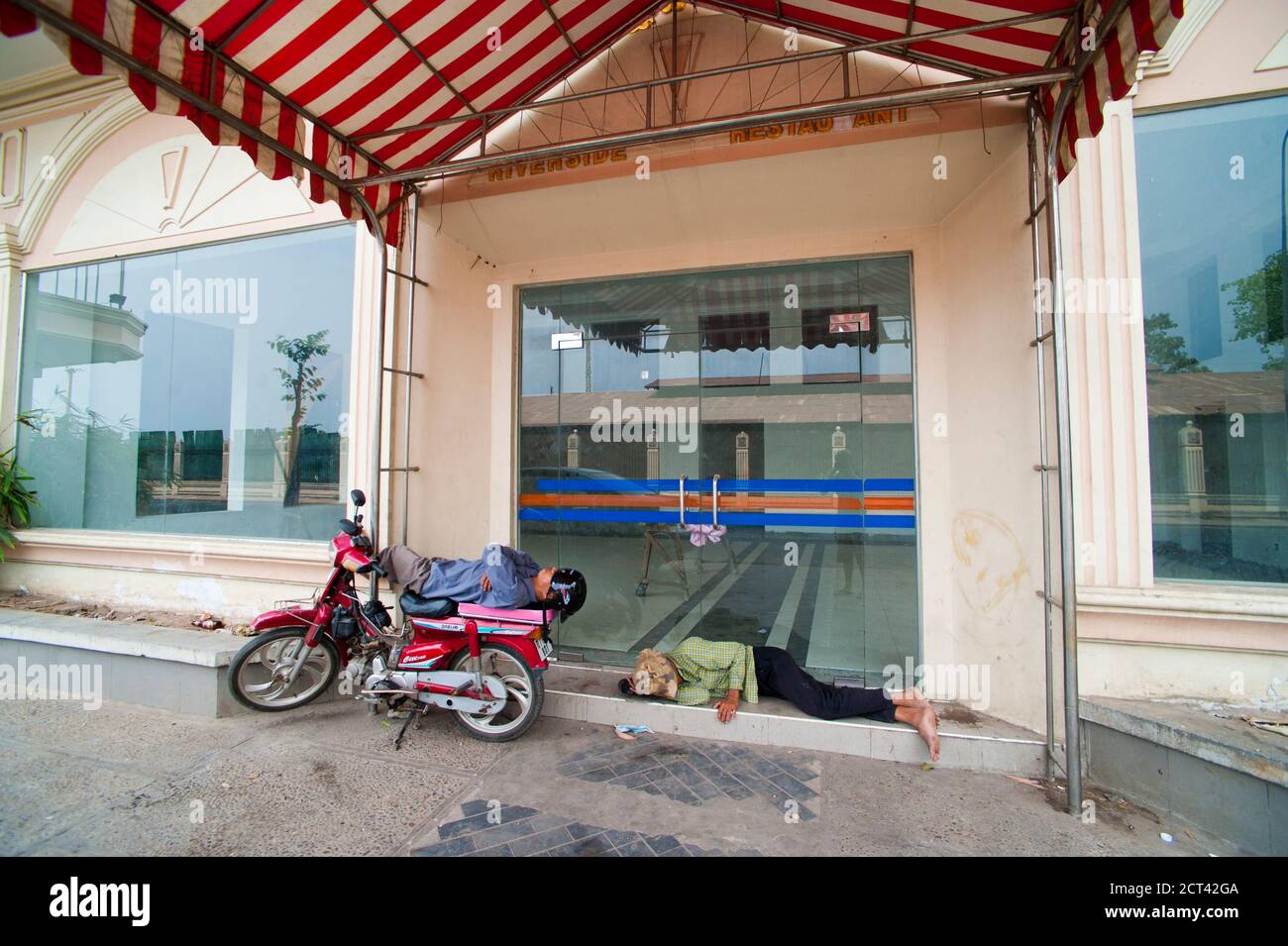 Tuktuk-Fahrer schlafen auf der Straße in Phnom Penh, Kambodscha, Südostasien Stockfoto