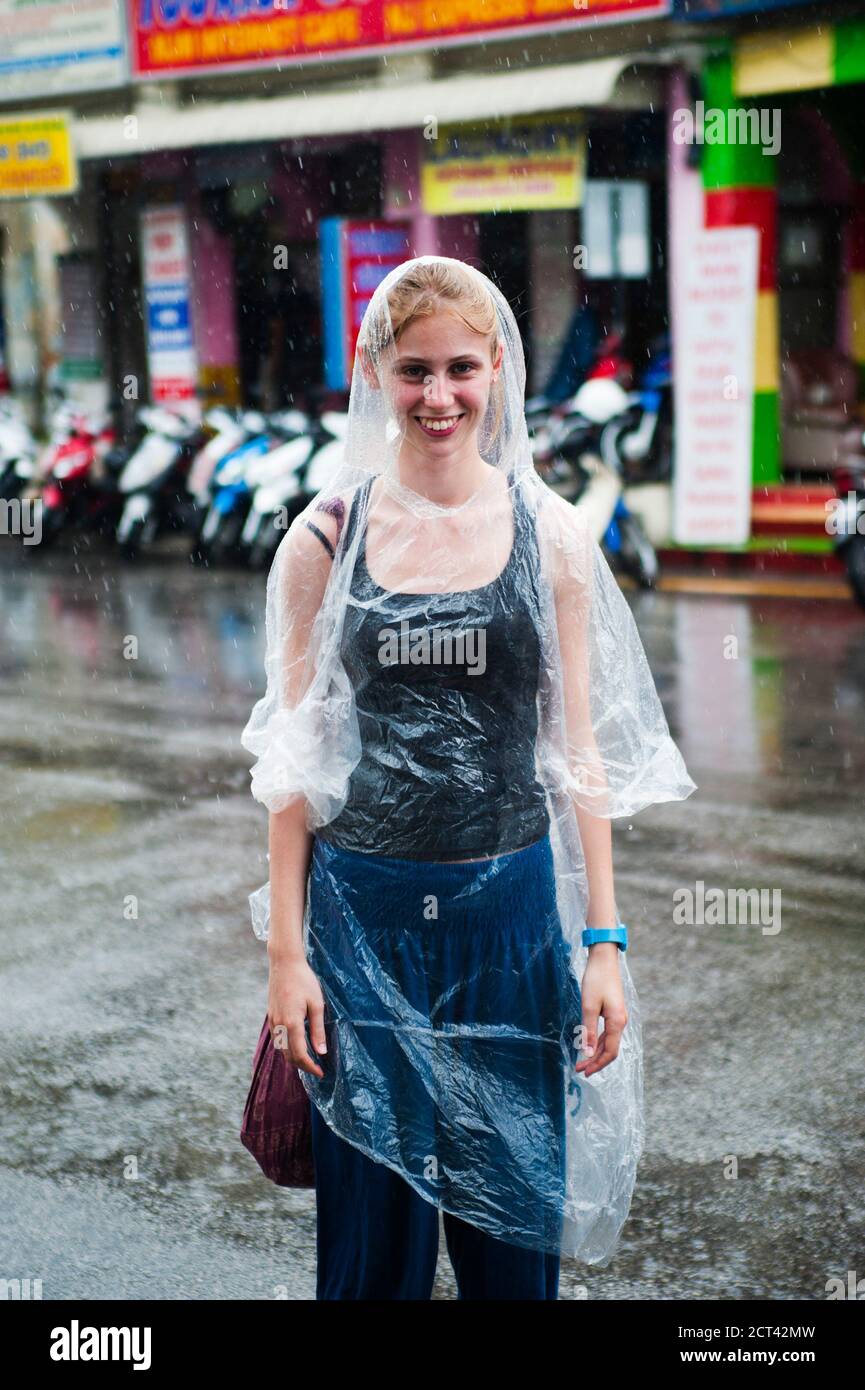 Tourist trägt einen Poncho gefangen in der Regenzeit in George Town, Penang, Malaysia, Südostasien Stockfoto