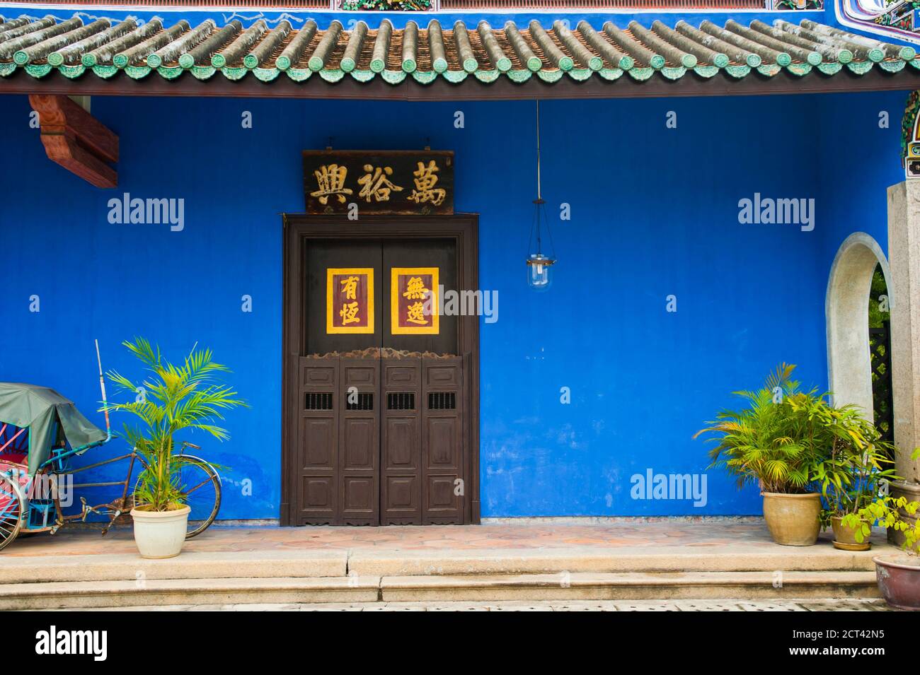 Helle blaue Wände und schöne Türen im Cheong Fatt Tze Mansion in George Town, Penang, Malaysia, Südostasien Stockfoto