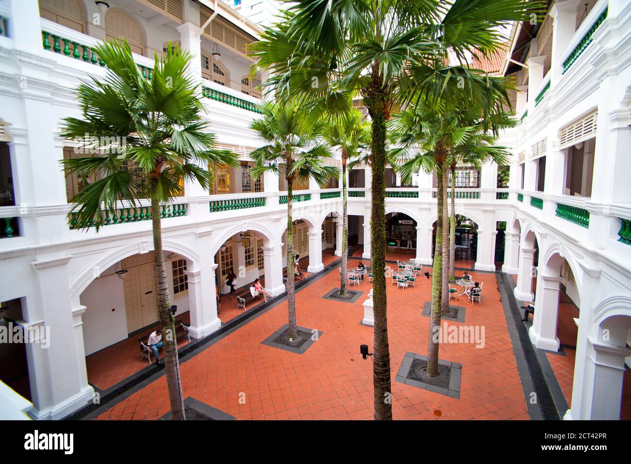 Touristen und Gäste Einkaufen im Raffles Courtyard, Singapur, Südostasien Stockfoto