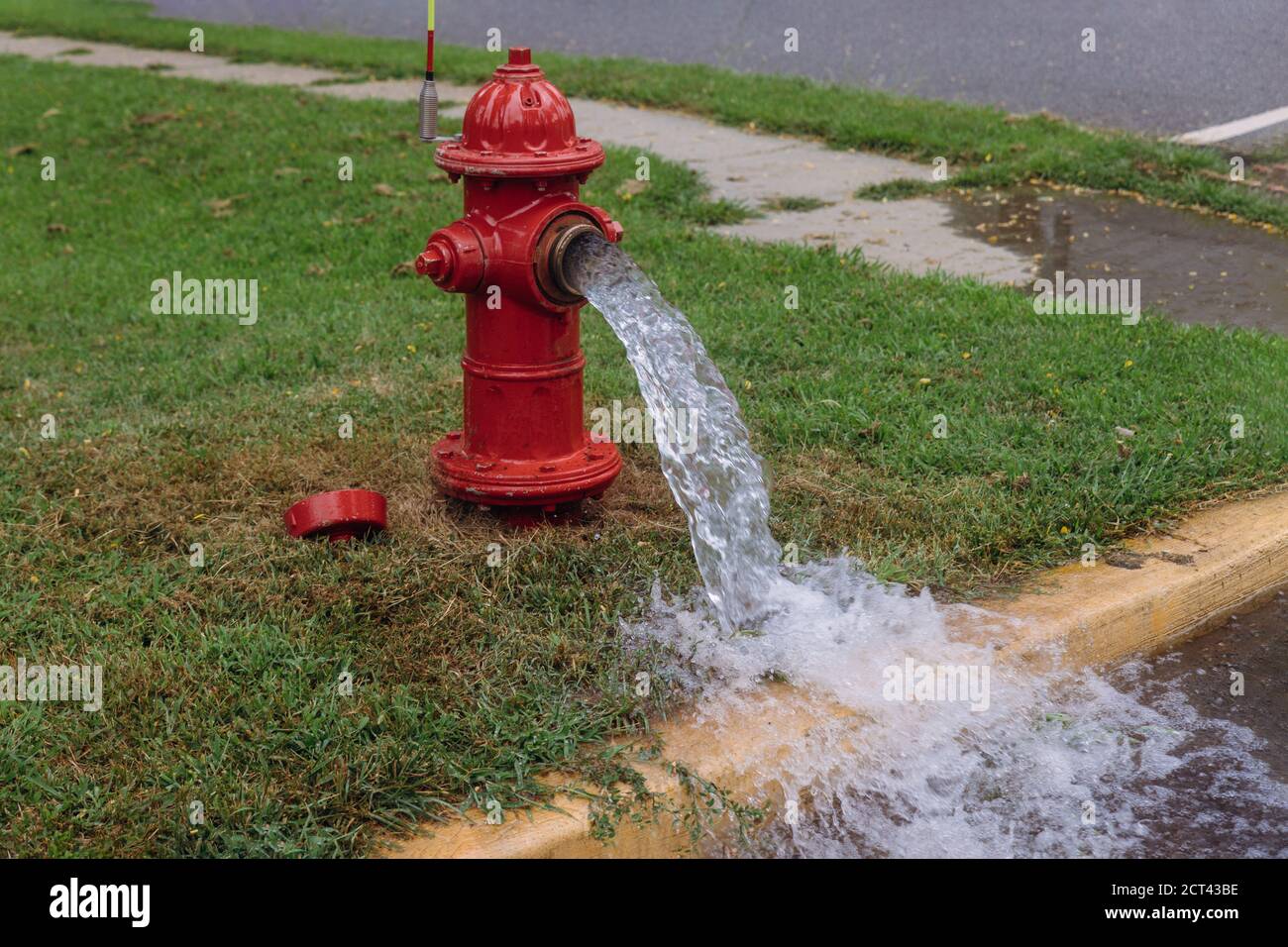 In der industriellen Hydranten öffnen starke Wasser gesprüht Stockfoto