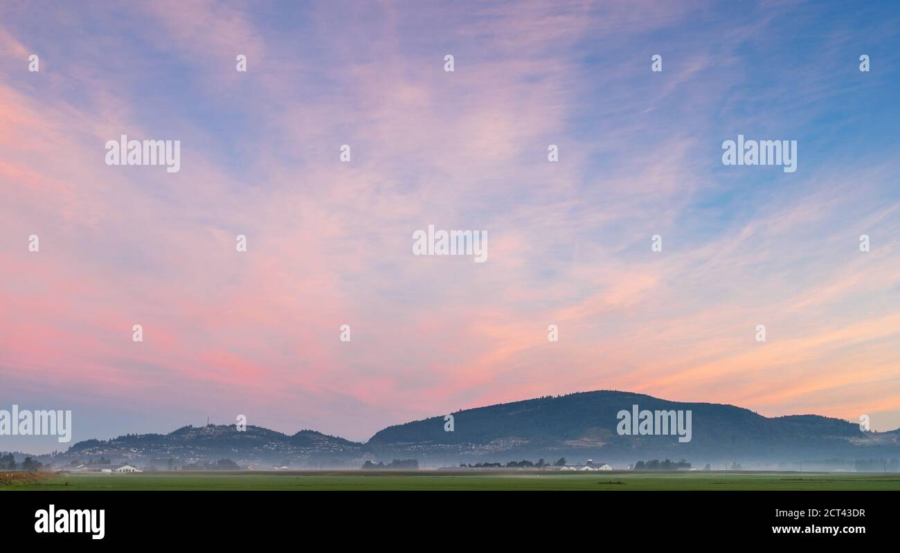Schöner rosafarbener Sonnenaufgang über dem Farmland Stockfoto