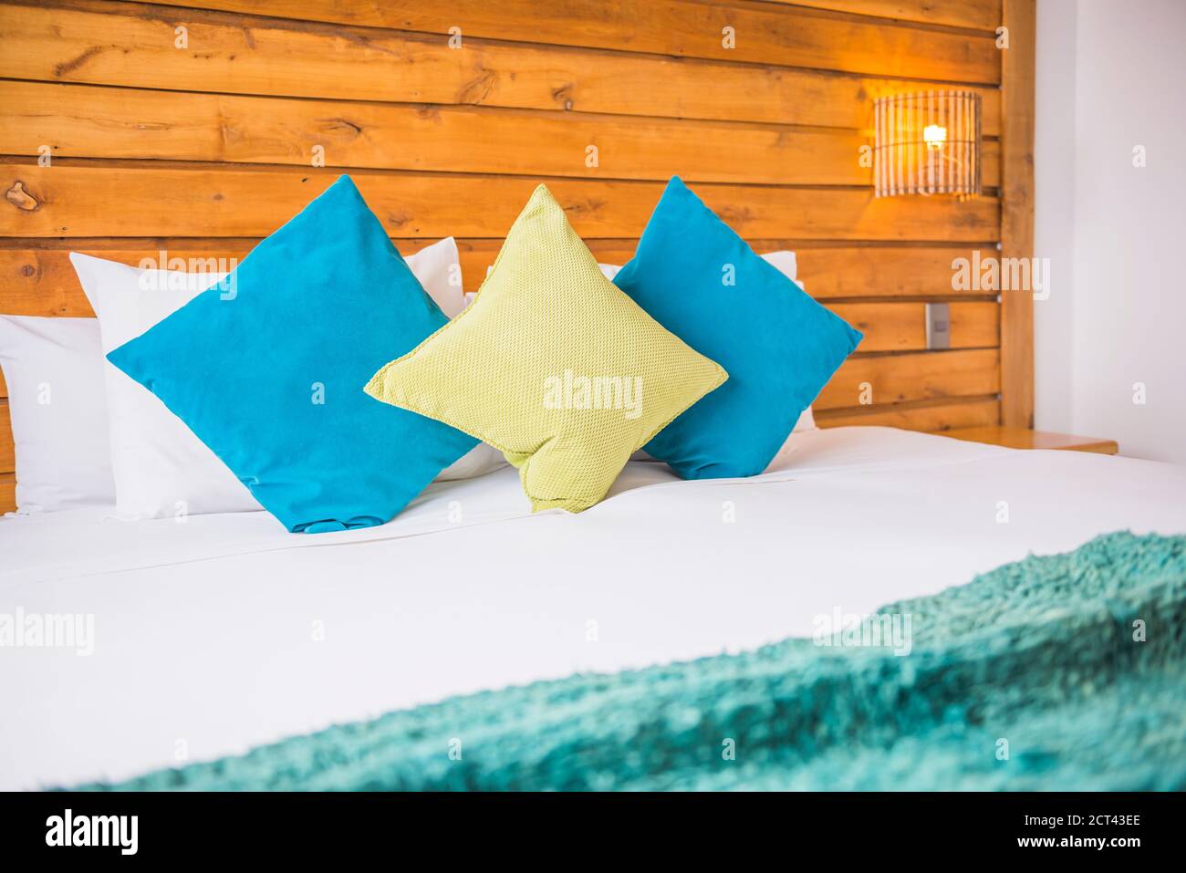 Luxus-Schlafzimmer-Inneneinrichtung in einem Boutique-Hotel und Haus mit blauen Kissen, Bett und Nachttischlampe, Chile, Südamerika Stockfoto