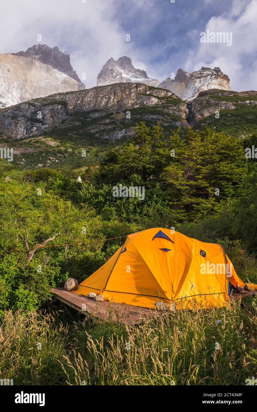 Zelt auf einem Campingplatz für Camping im Torres del Paine Nationalpark,  chilenisches Patagonien, Chile, Südamerika Stockfotografie - Alamy