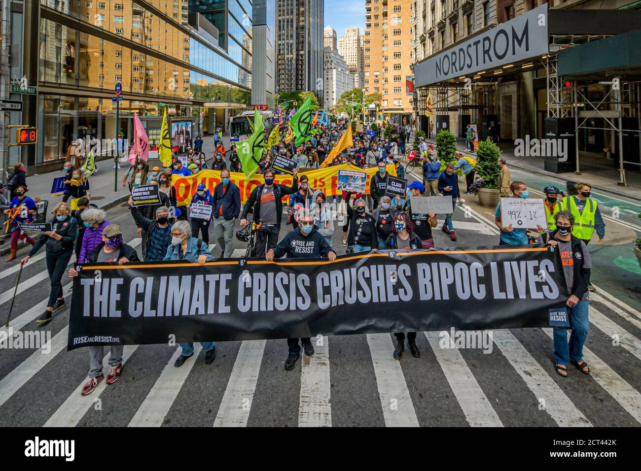 USA. September 2020. Am 20. September 2020 traf sich eine Koalition von Klima-, Indigenen- und Rassengerechtigkeitsgruppen am Columbus Circle, um die Klimawoche mit dem Climate Justice Through Racial Justice march zu beginnen. (Foto von Erik McGregor/Sipa USA) Quelle: SIPA USA/Alamy Live News Stockfoto