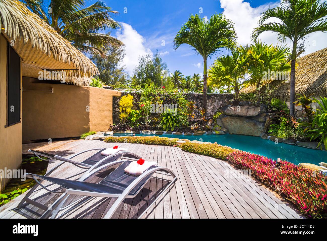 Luxus-Villa Unterkunft mit eigenem Außenpool und Sitzbereich mit Liegestühlen, Muri, Rarotonga, Cook Inseln Stockfoto