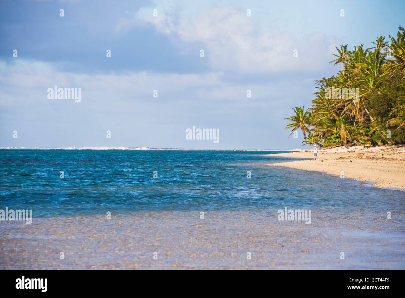 Spaziergang entlang eines Strandes auf Rarotonga Island, Cook Islands, Hintergrund mit Kopierraum Stockfoto