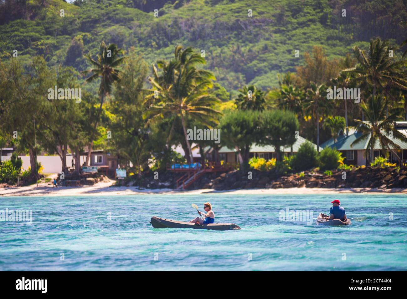 Paar Kajakfahren in Muri Lagoon, Rarotonga Island, Cook Inseln Stockfoto