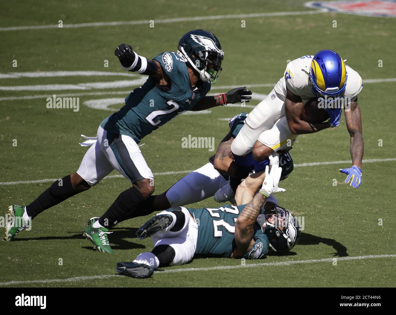 Philadelphia, Usa. September 2020. Los Angeles Rams Josh Reynolds wird von drei Philadelphia Eagles Verteidiger in Woche 2 der NFL-Saison im Lincoln Financial Field in Philadelphia am Sonntag, 20. September 2020 in Angriff genommen. Die Rams besiegten die Adler 37-19 Foto von John Angelillo/UPI Credit: UPI/Alamy Live News Stockfoto