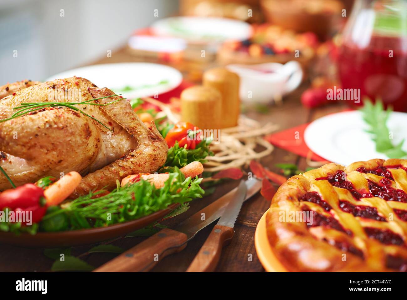 Gebratenes Fleisch mit Beilagen und Preiselbeere Torte am festlich gedeckten Tisch Stockfoto