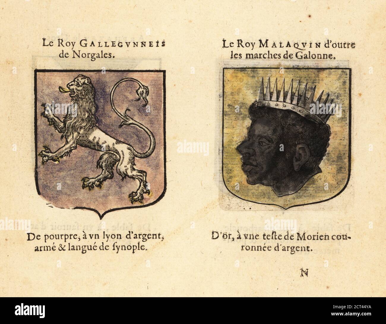 Imaginäre Wappen der vierten und fünften Kapitel von König Artus Ritter des Runden Tisches: König Galegantis von Norwegen, mit silbernen Löwen auf lila Feld, und König Malaquin der Dänen, von jenseits der Sümpfe von Galonna, mit Kopf eines Moors in silberner Krone auf Gold Feld. Chevaliers de la table ronde: le Roy Gallegunneis de Norgales, le Roy Malaquin d’outre les Marches de Galonne. Stockfoto
